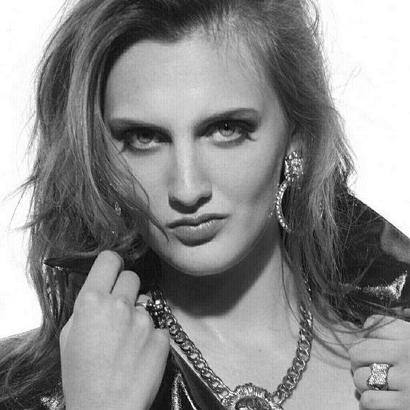 Meet your Posher, Abi - Picture 4 of 8