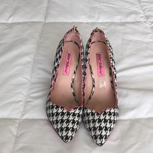 Pink, black and white (squares)