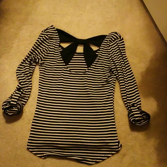 Monteau top size small - Picture 2 of 3