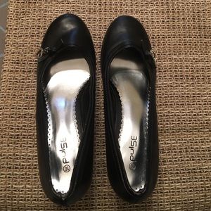 Pulse Size 10 Women's black pumps