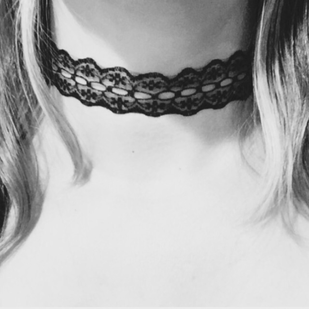 Black Choker Lace Trend