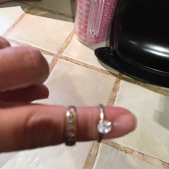 Diamond engagement ring and wedding band - Picture 1 of 4