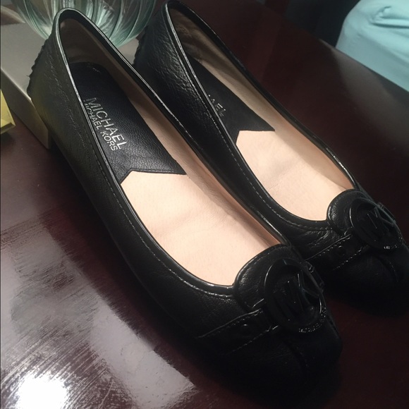 Michael Kors flats - Picture 2 of 4