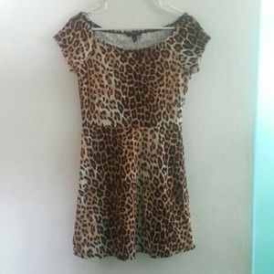 Short sleeve scoop neck leopard print dress