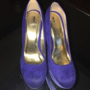 Cobalt blue wedged pumps