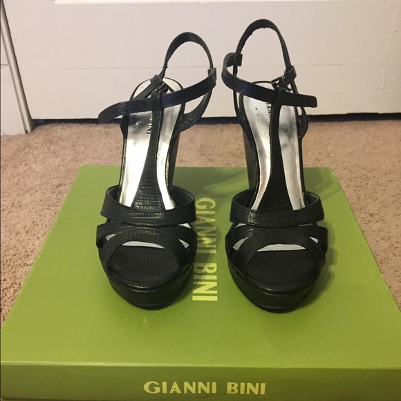 Gianni Bini Black T-strap Wedges