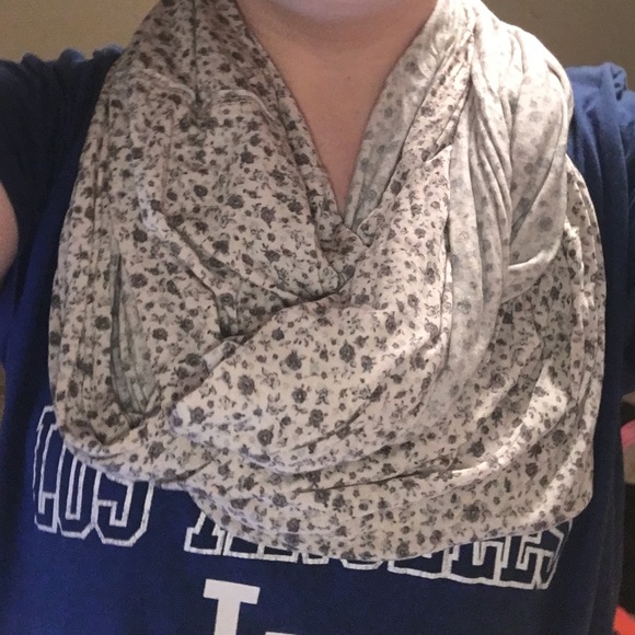 Brandy Melville Infinity Scarf - Picture 1 of 3