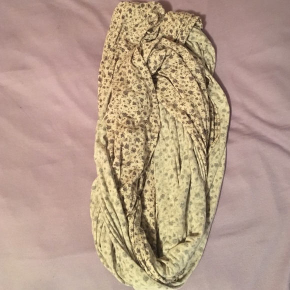 Brandy Melville Infinity Scarf - Picture 2 of 3