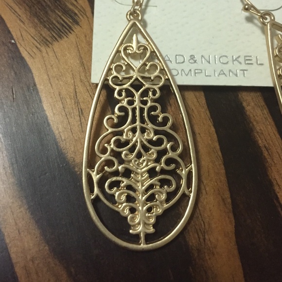 Gold teardrop filigree earrings - Picture 3 of 3