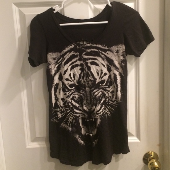 🐯Urban Outfitters Tiger Slashed Top 💕