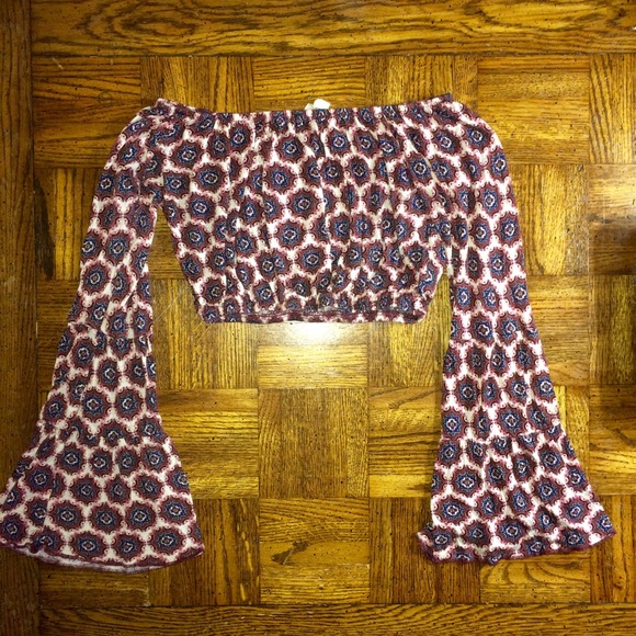 Shoulder-less bell sleeved crop top