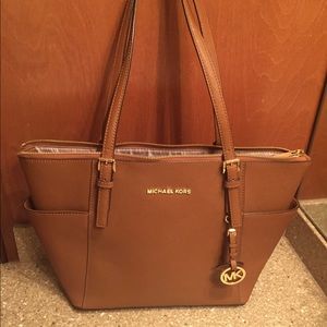 Michael Michael Kors Jet Set Top-Zip Saffiano Tote