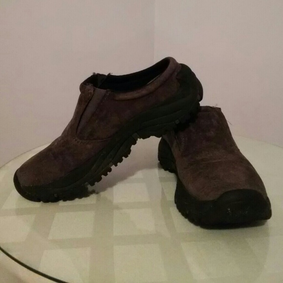 Bass, suede gray clogs