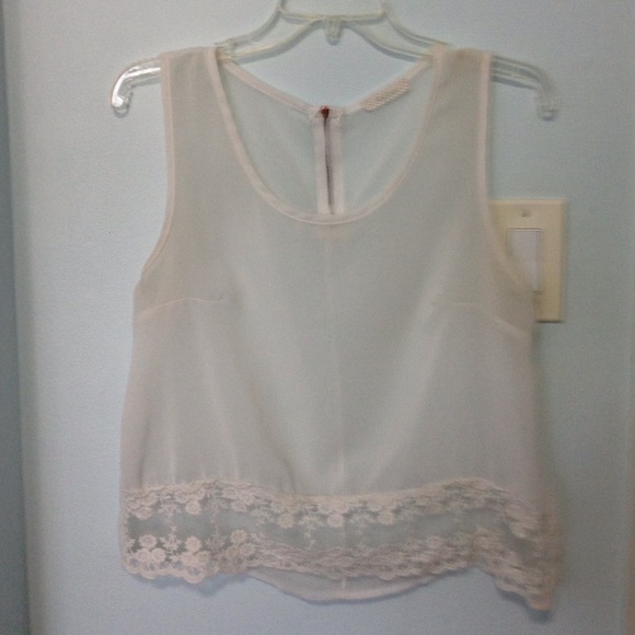 Sleeveless blouse with lace hem