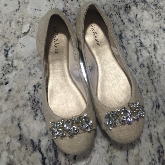 ⚡️BRAND NEW⚡️ Cream flats with jewels