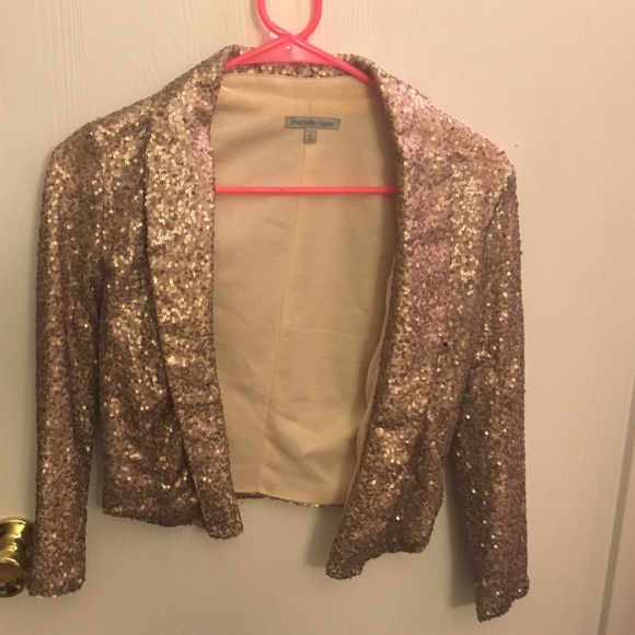 Sequins crop blazer.