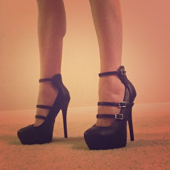 Black Strappy Pumps ❤️😍