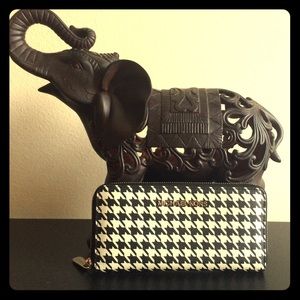 💝SALE💝Beautiful Michael Kors houndstooth wallet!