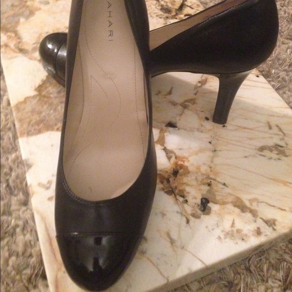 Tahari Laura pumps