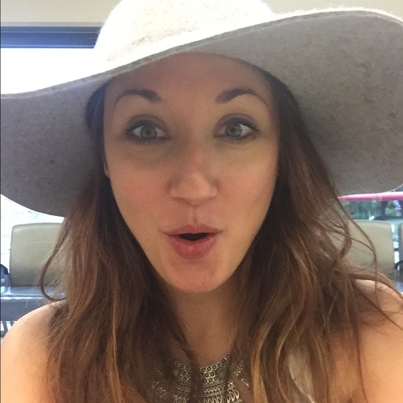 Meet your Posher, Laura - Picture 1 of 1