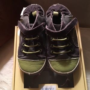 Boys 12-18 mos Robeez leather and suede sneaker.
