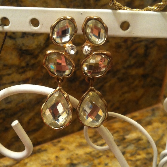 Beautiful Earrings $10 SALE - Picture 1 of 3