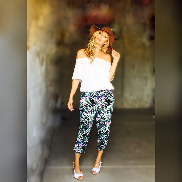 HP!!💘 Hawaiian Floral Joggers - Picture 2 of 4