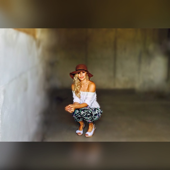 HP!!💘 Hawaiian Floral Joggers - Picture 3 of 4