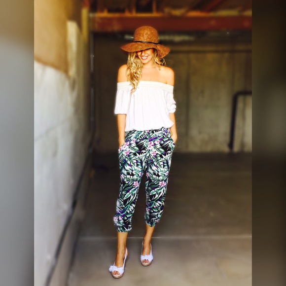 HP!!💘 Hawaiian Floral Joggers - Picture 4 of 4