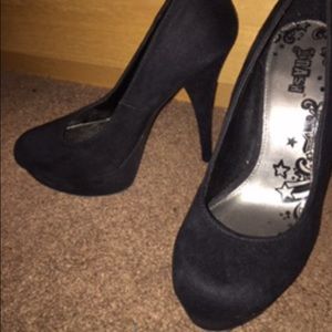 Black PUMPS