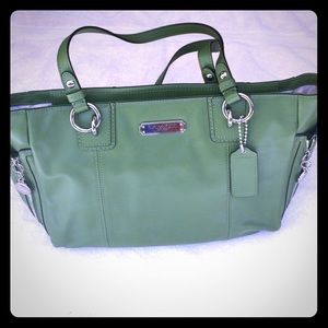 NWT - Stylish Coach shoulder bag!