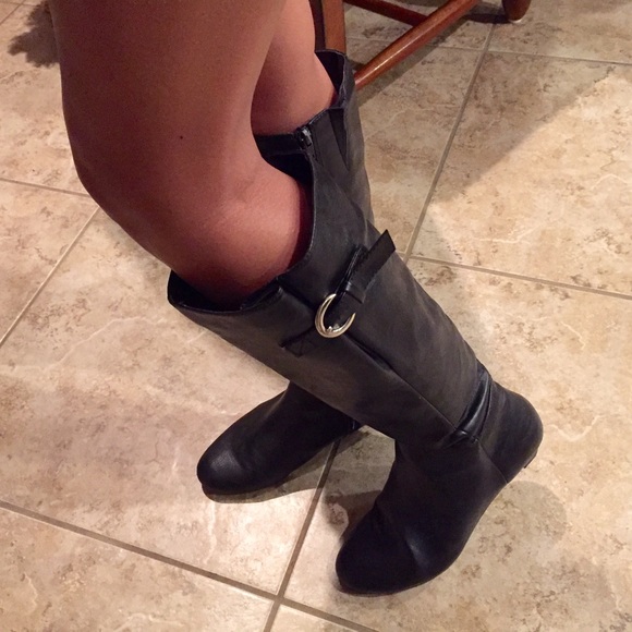 BLACK SODE KNEE HIGH BOOTS SIZE 7