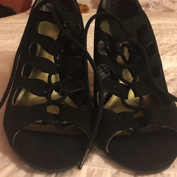 Heels - Picture 2 of 4