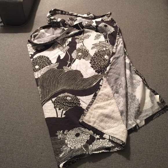 Bebe au Lait Black and White Floral Nursing Cover