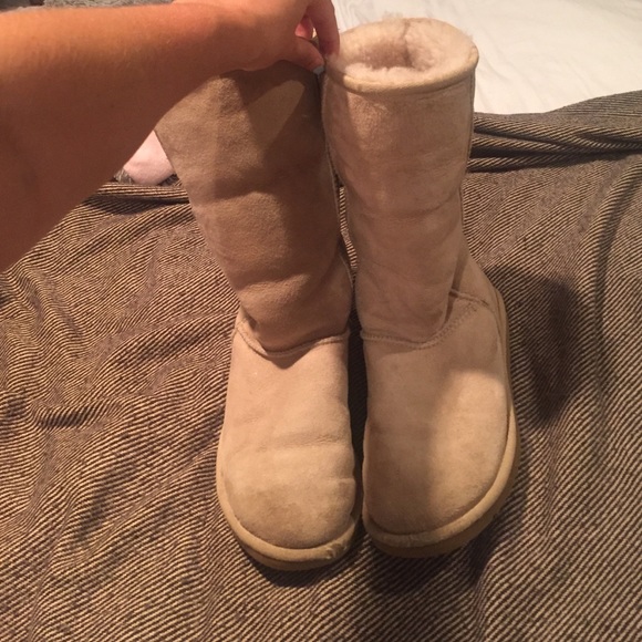CLOSEST CLOSING TOMORROW sand colored Uggs