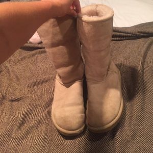 CLOSEST CLOSING TOMORROW sand colored Uggs