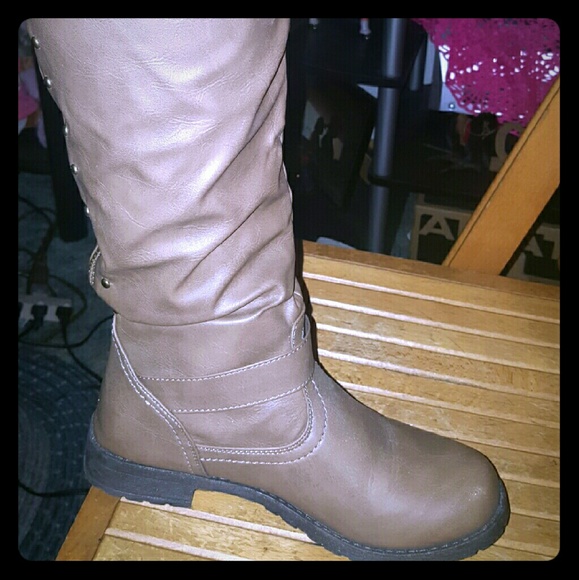 Calf high riding boots