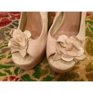 Beige flower wedges