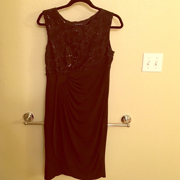 Ultra flattering little black dress!