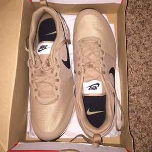 Nike Internationalist