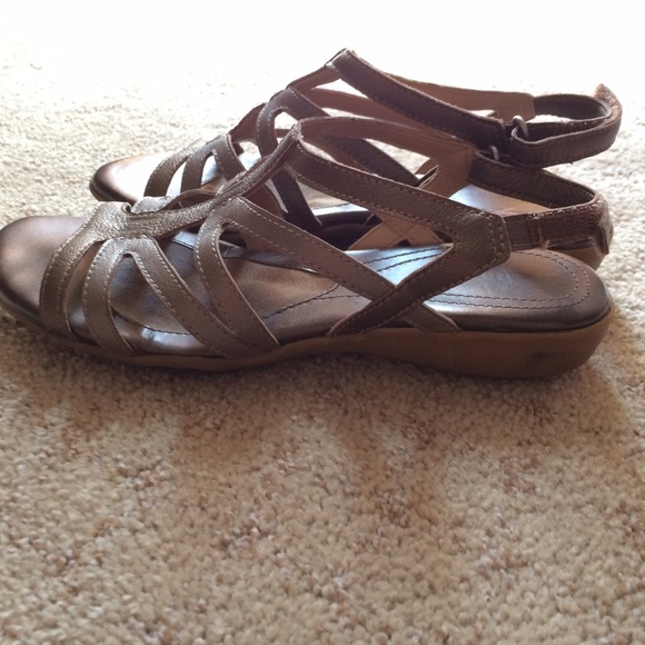 Cute and comfortable NATURALIZER bronze sandals💥