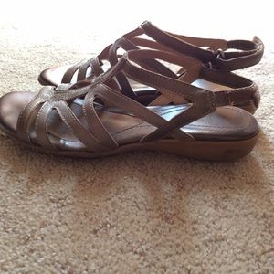 Cute and comfortable NATURALIZER bronze sandals💥