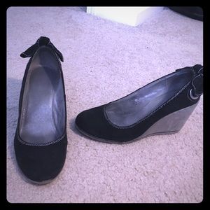 Nine West black wedges