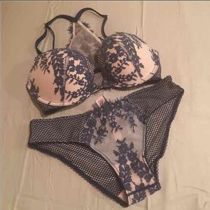 NWT Victoria's Secret Bra and panty set 32D