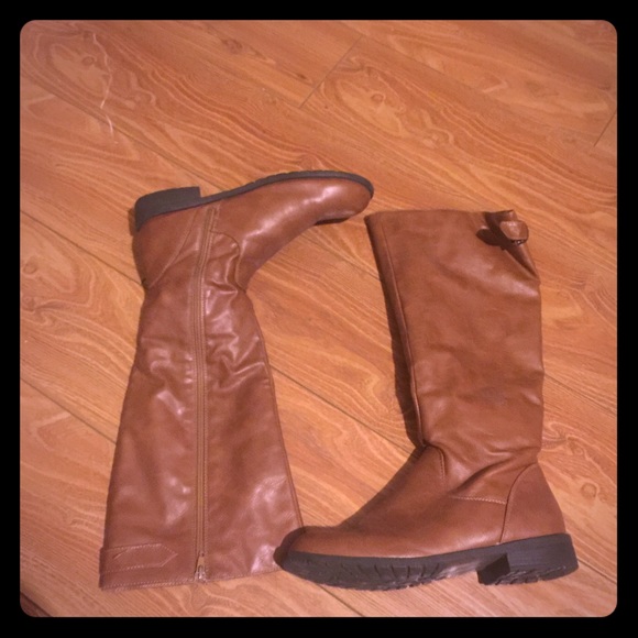 Light brown rain boots