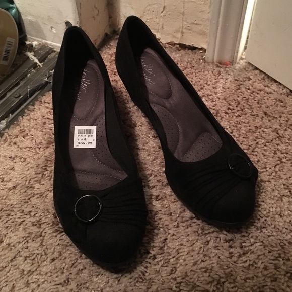 Black wedges with bow.