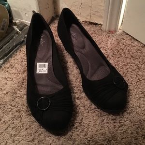 Black wedges with bow.