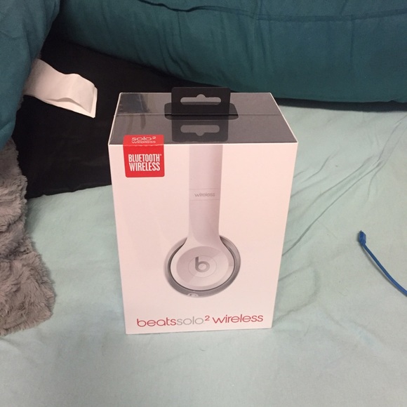 White beats solo 2 Bluetooth headphones