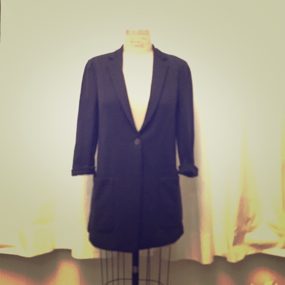 Islii well fitted wool blazer. Chic navy size sm/m