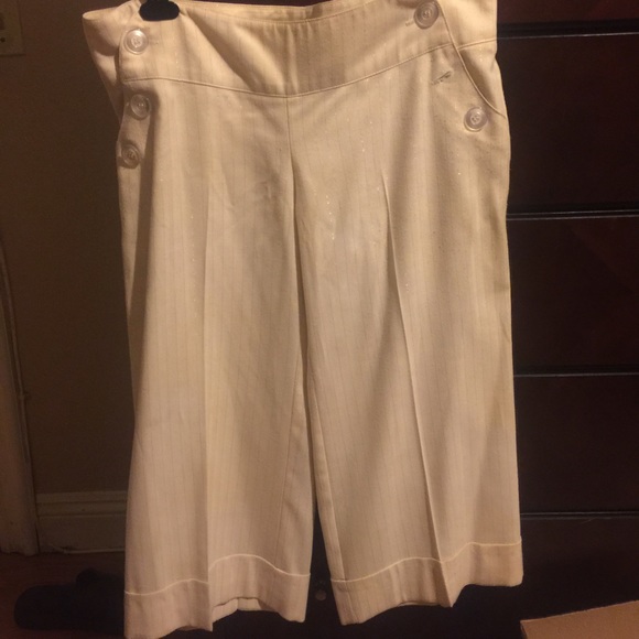 Off-white and gold capris
